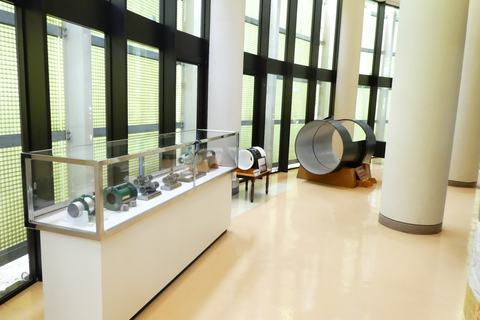 一階は水道菅の展示。能登島大橋下の導水管も