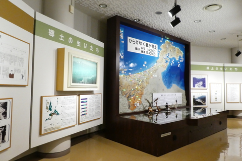 巨大な模型は手取湖に沈んだ桑島の街並みを透かして見ることができる