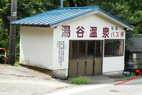 湯谷温泉バス停の奥に湯谷温泉旅館への階段が