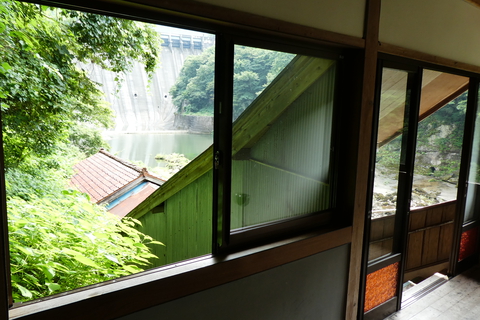 小牧ダムの巨大な堤体が見える。階段を下降