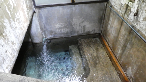 階段が・・水没して温泉に