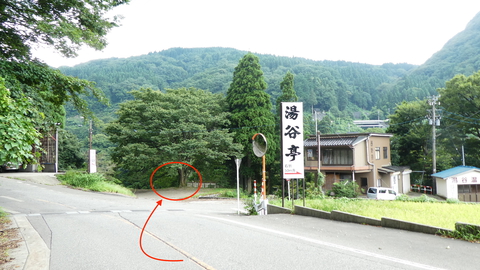 国道156号から471号へ入りすぐ。湯谷亭の看板が目印