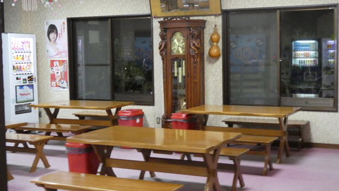 風合いのある古時計は千代野温泉のシンボル