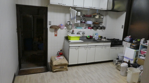 入口を開けると・・台所！？！？左奥に進む