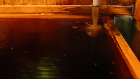 真っ黒なのは植物由来のモール泉