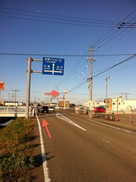 内日角西交差点を道に。イオンかほくがみえる