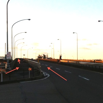 清湖大橋。歩道経由の場合は階段あり