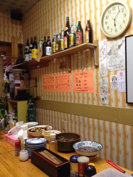 狭いけど落ち着ける店内。煮物が並ぶ