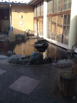 巨大なモール泉の露天風呂