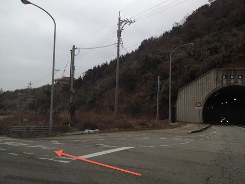 国道249号から生神隊道手前を左へ