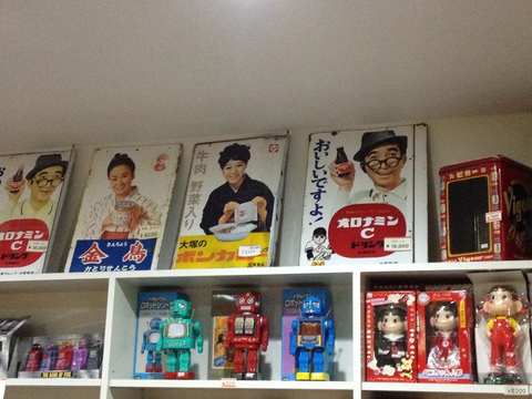 本物の看板や雑誌レコードが売られているおみやげ屋