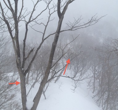 登り返し地点。奥にピークが