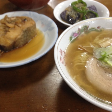 ラーメン450円にサバ煮付けとナス味噌
