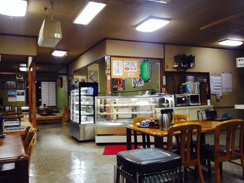 広く落ち着いた雰囲気の店内