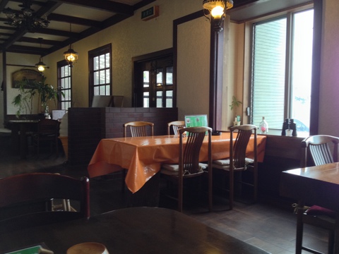 落ち着いた店内