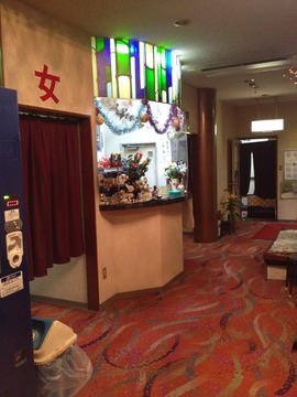 外型の番台、ステンドグラスがまぶしい