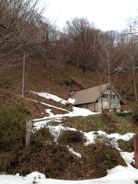 炭焼き小屋の横から登り始める