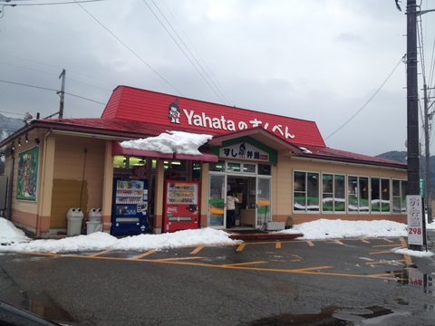赤が目を引くすしべんの店舗