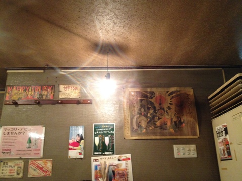 裸電球と煙で風合いのついた天井。これです。