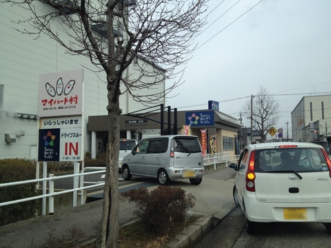 大人気の店。お昼時には車の列