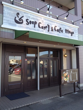 ユニークな看板と異国感のある店構え