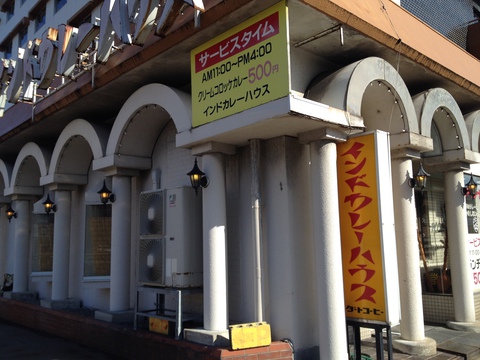 店構え。駐車場は左手奥