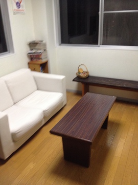 まるで自宅の部屋のような落ち着く待合室