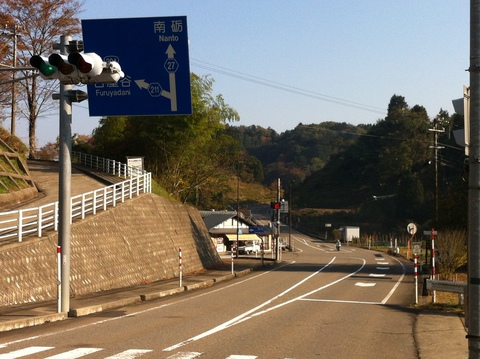 最初の分岐 商店が目印