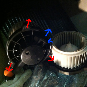 青のカプラの爪をつまみ抜き赤色の3本ビスを外す