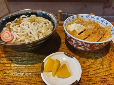 こちらはカツ丼定食