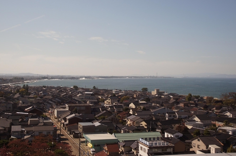 富山湾の先には新湊大橋や二上山まで