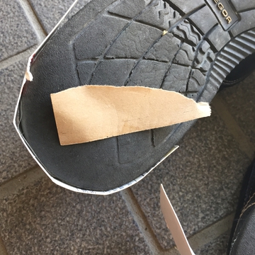 サンドペーパーをかけて接着性を高める