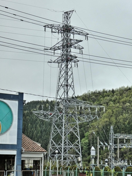 織田変電所内鉄塔