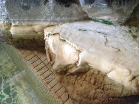 長年堆積した温泉成分が独特の模様を作る