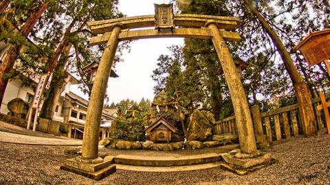 奥宮 大汝峰・御前峰・別山を模した岩
