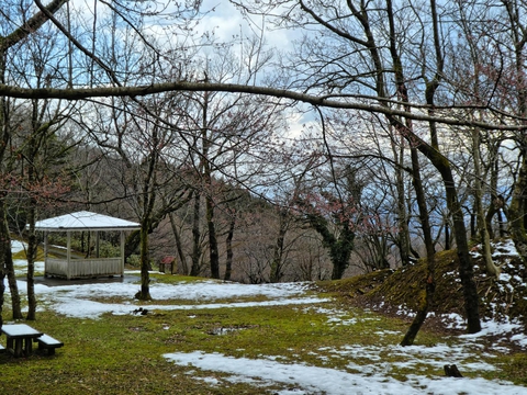 下は公園風になっていて東屋で景色をみながら休憩もできる