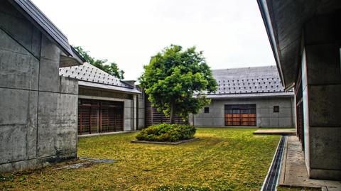 彫刻総合会館 中庭