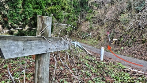 風吹峠登山口、左からは鶴来町に降りれる