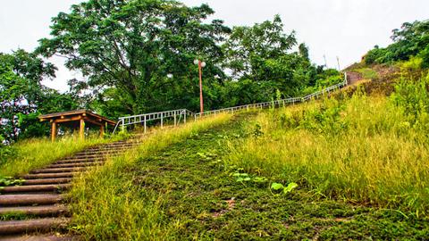 急な階段が続く