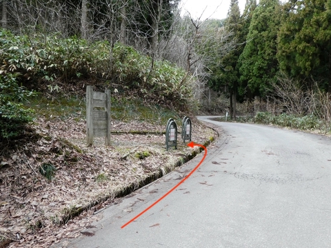 すぐに遊歩道へ左折