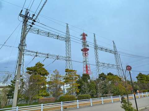 新小松線のゲート部。送電線は出ていなくみえるが・・・