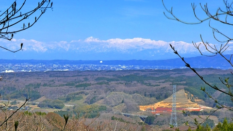 280m地点 立山と高速道路 鉄塔は能越幹線113番