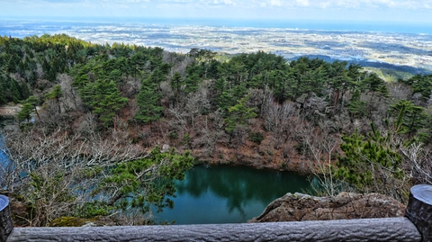倉ヶ嶽のぞき。池の向こうは小松白山金沢の大パノラマ