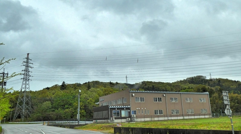 東の裏山を越えていく矢地線。すぐの降りて工場へ