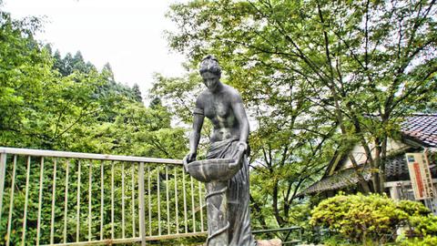 紺碧の像（水瓶で水をくむ美しいヴィーナス）
