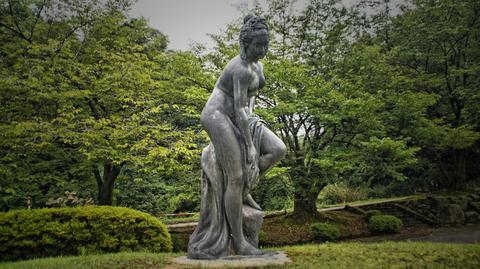 湖畔の像