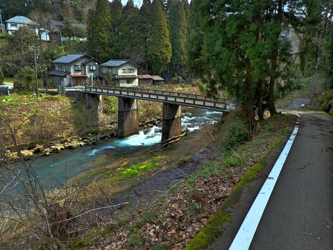 水淵山荘の前の道を進むと蛍の橋があり上辰巳町へ