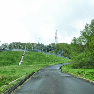 細い農道の先にみえる丹生変電所