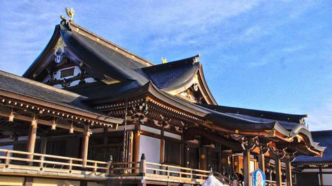 寝殿造りの本堂。屋根にはオスメスの鳳凰
