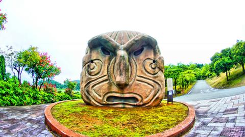 巨大な仮面に迎えられる